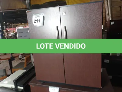LOTE 211 - 01 ARMÁRIO BAIXO EM MADEIRA C/ 02 PORTAS (LOW CABINET). (NO ESTADO EM QUE SE ENCONTRA. SUJEITO A AVARIAS OCULTAS/VISÍVEIS.)