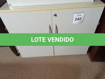LOTE 242 - 01 ARMÁRIO BAIXO 02 PORTAS EM MADEIRA. (LOW CABINET). (NO ESTADO EM QUE SE ENCONTRA. SUJEITO A AVARIAS OCULTAS/VISÍVEIS.)