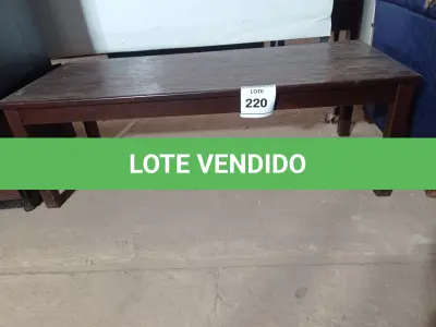 LOTE 220 - 01 MESA DE CENTRO MADEIRA ESCURA (DARK WOOD COFFEE TABLE). (NO ESTADO EM QUE SE ENCONTRA. SUJEITO A AVARIAS OCULTAS/VISÍVEIS.)