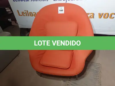 LOTE 188 - 01 POLTRONA NA COR LARANJA (ARMCHAIR). (NO ESTADO EM QUE SE ENCONTRA. SUJEITO A AVARIAS OCULTAS/VISÍVEIS.)