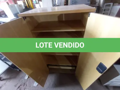LOTE 273 - 01 ARMÁRIO EM MADEIRA C/ 02 PORTAS. (WOODEN CABINET) (NO ESTADO EM QUE SE ENCONTRA. SUJEITO A AVARIAS OCULTAS/VISÍVEIS.)