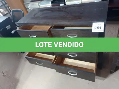 LOTE 251 - 01 CÔMODA (DRESSER). (NO ESTADO EM QUE SE ENCONTRA. SUJEITO A AVARIAS OCULTAS/VISÍVEIS.) AU2218U