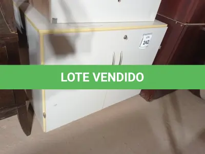 LOTE 242 - 01 ARMÁRIO BAIXO 02 PORTAS EM MADEIRA. (LOW CABINET). (NO ESTADO EM QUE SE ENCONTRA. SUJEITO A AVARIAS OCULTAS/VISÍVEIS.)