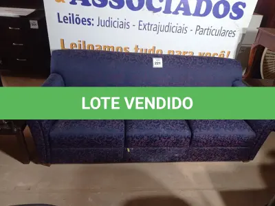 LOTE 221 - 01 SOFÁ 03 LUGARES NA COR AZUL (SOFA). (NO ESTADO EM QUE SE ENCONTRA. SUJEITO A AVARIAS OCULTAS/VISÍVEIS.)