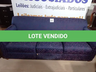 LOTE 221 - 01 SOFÁ 03 LUGARES NA COR AZUL (SOFA). (NO ESTADO EM QUE SE ENCONTRA. SUJEITO A AVARIAS OCULTAS/VISÍVEIS.)