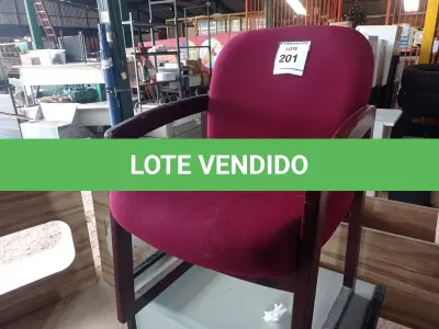 LOTE 201 - 01 CADEIRA NA COR VERMELHA (RED CHAIR).039372 (NO ESTADO EM QUE SE ENCONTRA. SUJEITO A AVARIAS OCULTAS/VISÍVEIS.)