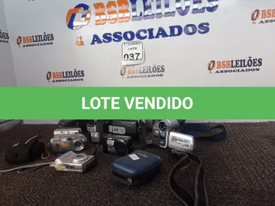 LOTE 037 - 02 FILMADORAS MARCA JVC E 05 MÁQUINAS FOTOGRÁFICAS MARCAS E MODELOS DIVERSOS. (NO ESTADO) ATENÇÃO! FAZER A VISITAÇÃO ANTES DE ARREMATAR, NÃO SABEMOS SE FUNCIONA. LEILÃO NÃO TEM GARANTIA E NEM DEVOLUÇÃO, SUJEITO A POSSÍVEIS AVARIAS VISÍVEIS/OCULTAS E/OU AUSÊNCIA DE COMPONENTES.