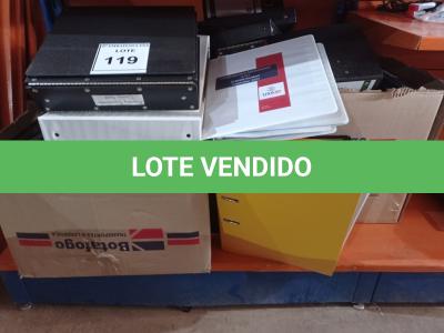 LOTE 119 - 01 LOTE C/SUPORTES PARA PASTAS E VÁRIAS PASTAS (FOLDER HOLDER) E 03 PORTAS CANETAS (PEN HOLDER) (NO ESTADO EM QUE SE ENCONTRA. SUJEITO A AVARIAS OCULTAS/VISÍVEIS.)
