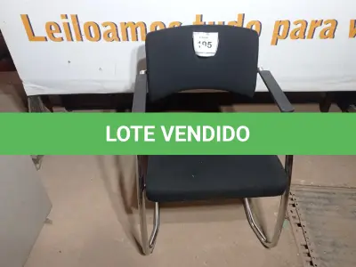 LOTE 195 - 01 CADEIRA DE ESCRITÓRIO PRETA SEM RODAS (BLACK OFFICE CHAIR WITHOUT WHEELS). (NO ESTADO EM QUE SE ENCONTRA. SUJEITO A AVARIAS OCULTAS/VISÍVEIS.)