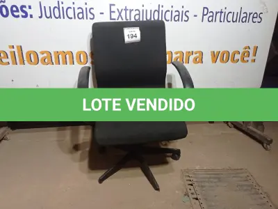 LOTE 194 - 01 CADEIRA DE ESCRITÓRIO PRETA COM RODINHA (BLACK OFFICE CHAIR WITH WHEELS). (NO ESTADO EM QUE SE ENCONTRA. SUJEITO A AVARIAS OCULTAS/VISÍVEIS.)