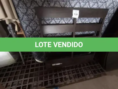 LOTE 128 - 01 CABECEIRA DE SOLTEIRO (HEADBOARD TWIN). (NO ESTADO EM QUE SE ENCONTRA. SUJEITO A AVARIAS OCULTAS/VISÍVEIS.) AU2216K