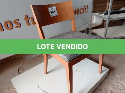 LOTE 261 - 01 CADEIRA MADEIRA ASSENTO CINZA LISTRADO (WOODEN CHAIR WITH GRAY STRIPED SEAT) (NO ESTADO EM QUE SE ENCONTRA. SUJEITO A AVARIAS OCULTAS/VISÍVEIS.)