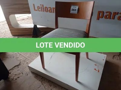 LOTE 263 - 01 CADEIRA MADEIRA ASSENTO CINZA LISTRADO (WOODEN CHAIR WITH GRAY STRIPED SEAT) (NO ESTADO EM QUE SE ENCONTRA. SUJEITO A AVARIAS OCULTAS/VISÍVEIS.)
