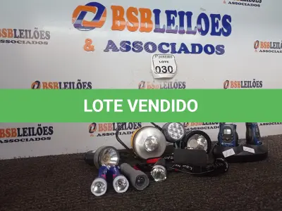 LOTE 030 - 01 LOTE C/VÁRIAS LANTERNAS MARCAS E MODELOS DIVERSOS E 02 RÁDIOS COMUNICADORES. (NO ESTADO) ATENÇÃO! FAZER A VISITAÇÃO ANTES DE ARREMATAR, NÃO SABEMOS SE FUNCIONA. LEILÃO NÃO TEM GARANTIA E NEM DEVOLUÇÃO, SUJEITO A POSSÍVEIS AVARIAS VISÍVEIS/OCULTAS E/OU AUSÊNCIA DE COMPONENTES.