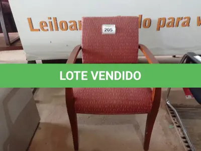 LOTE 205 - 01 CADEIRA NA COR VERMELHA COM ESTAMPA (RED CHAIR WITH PRINT).  (NO ESTADO EM QUE SE ENCONTRA. SUJEITO A AVARIAS OCULTAS/VISÍVEIS.)