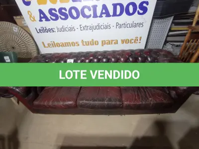 LOTE 226 - 01 SOFÁ DE COURO (LEATHER SOFA). (NO ESTADO EM QUE SE ENCONTRA. SUJEITO A AVARIAS OCULTAS/VISÍVEIS.)