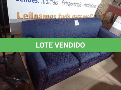 LOTE 221 - 01 SOFÁ 03 LUGARES NA COR AZUL (SOFA). (NO ESTADO EM QUE SE ENCONTRA. SUJEITO A AVARIAS OCULTAS/VISÍVEIS.)