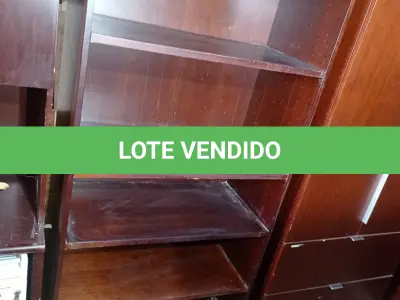 LOTE 282 - 01 ESTANTE EM MADEIRA (WOODEN BOOKCASE). (NO ESTADO EM QUE SE ENCONTRA. SUJEITO A AVARIAS OCULTAS/VISÍVEIS.)