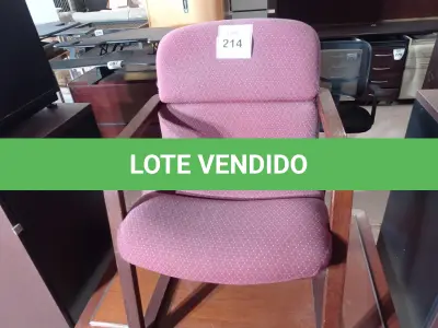 LOTE 214 - 01 CADEIRA NA COR ROXA (PURPLE CHAIR).035098 (NO ESTADO EM QUE SE ENCONTRA. SUJEITO A AVARIAS OCULTAS/VISÍVEIS.)