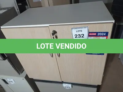 LOTE 232 - 01 ARMÁRIO BAIXO 02 PORTAS EM MADEIRA. (LOW CABINET) (NO ESTADO EM QUE SE ENCONTRA. SUJEITO A AVARIAS OCULTAS/VISÍVEIS.)