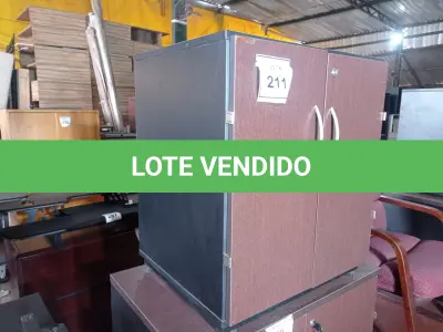 LOTE 211 - 01 ARMÁRIO BAIXO EM MADEIRA C/ 02 PORTAS (LOW CABINET). (NO ESTADO EM QUE SE ENCONTRA. SUJEITO A AVARIAS OCULTAS/VISÍVEIS.)