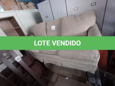 LOTE 124 - 01 SOFÁ 03 LUGARES. (SOFA). (NO ESTADO EM QUE SE ENCONTRA. SUJEITO A AVARIAS OCULTAS/VISÍVEIS.) AU2090F