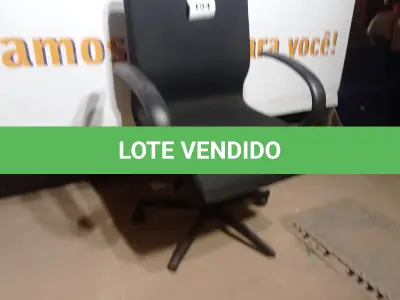 LOTE 194 - 01 CADEIRA DE ESCRITÓRIO PRETA COM RODINHA (BLACK OFFICE CHAIR WITH WHEELS). (NO ESTADO EM QUE SE ENCONTRA. SUJEITO A AVARIAS OCULTAS/VISÍVEIS.)