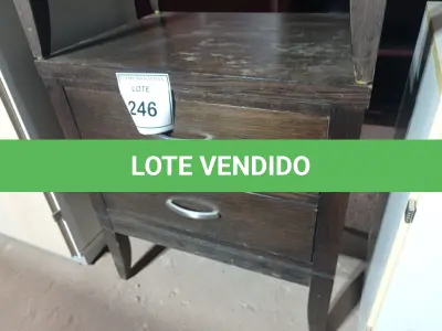 LOTE 246 - 01 ARMÁRIO MÉDIO EM MADEIRA C/ 02 PORTAS (MEDIUM WOODEN CABINET). (NO ESTADO EM QUE SE ENCONTRA. SUJEITO A AVARIAS OCULTAS/VISÍVEIS.)