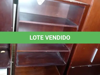 LOTE 282 - 01 ESTANTE EM MADEIRA (WOODEN BOOKCASE). (NO ESTADO EM QUE SE ENCONTRA. SUJEITO A AVARIAS OCULTAS/VISÍVEIS.)