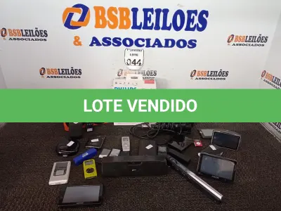 LOTE 044 - 01 FONE DE OUVIDO WIRELESS PARA TV MARCA PHILIPS, 04 GPS, 02 MICROFONES E MATERIAIS ELETRÔNICOS DIVERSOS. (NO ESTADO) ATENÇÃO! FAZER A VISITAÇÃO ANTES DE ARREMATAR, NÃO SABEMOS SE FUNCIONA. LEILÃO NÃO TEM GARANTIA E NEM DEVOLUÇÃO, SUJEITO A POSSÍVEIS AVARIAS VISÍVEIS/OCULTAS E/OU AUSÊNCIA DE COMPONENTES.
