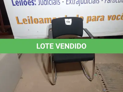 LOTE 195 - 01 CADEIRA DE ESCRITÓRIO PRETA SEM RODAS (BLACK OFFICE CHAIR WITHOUT WHEELS). (NO ESTADO EM QUE SE ENCONTRA. SUJEITO A AVARIAS OCULTAS/VISÍVEIS.)