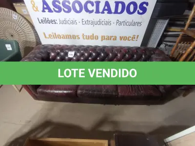 LOTE 226 - 01 SOFÁ DE COURO (LEATHER SOFA). (NO ESTADO EM QUE SE ENCONTRA. SUJEITO A AVARIAS OCULTAS/VISÍVEIS.)