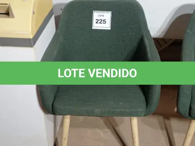 LOTE 225 - 01 CADEIRA VERDE (GREEN CHAIR). (NO ESTADO EM QUE SE ENCONTRA. SUJEITO A AVARIAS OCULTAS/VISÍVEIS.)