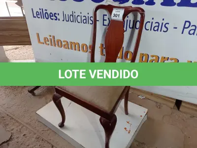 LOTE 301 - 01 CADEIRA DE JANTAR (DINING CHAIR). (NO ESTADO EM QUE SE ENCONTRA. SUJEITO A AVARIAS OCULTAS/VISÍVEIS.)  AV9649H