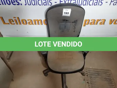 LOTE 193 - 01 CADEIRA DE ESCRITÓRIO VELHA (OLD OFFICE CHAIR). (NO ESTADO EM QUE SE ENCONTRA. SUJEITO A AVARIAS OCULTAS/VISÍVEIS.)