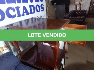 LOTE 222 - 01 MESA EM MADEIRA C/GAVETA (WOODEN TABLE). (NO ESTADO EM QUE SE ENCONTRA. SUJEITO A AVARIAS OCULTAS/VISÍVEIS.) (NO ESTADO EM QUE SE ENCONTRA. SUJEITO A AVARIAS OCULTAS/VISÍVEIS.)