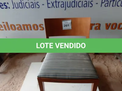 LOTE 261 - 01 CADEIRA MADEIRA ASSENTO CINZA LISTRADO (WOODEN CHAIR WITH GRAY STRIPED SEAT) (NO ESTADO EM QUE SE ENCONTRA. SUJEITO A AVARIAS OCULTAS/VISÍVEIS.)