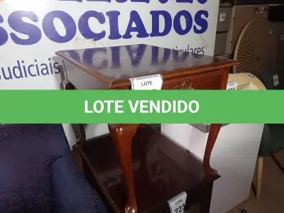 LOTE 222 - 01 MESA EM MADEIRA C/GAVETA (WOODEN TABLE). (NO ESTADO EM QUE SE ENCONTRA. SUJEITO A AVARIAS OCULTAS/VISÍVEIS.) (NO ESTADO EM QUE SE ENCONTRA. SUJEITO A AVARIAS OCULTAS/VISÍVEIS.)