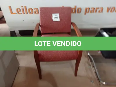LOTE 203 - 01 CADEIRA NA COR VERMELHA COM ESTAMPA (RED CHAIR WITH PRINT). (NO ESTADO EM QUE SE ENCONTRA. SUJEITO A AVARIAS OCULTAS/VISÍVEIS.)