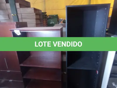 LOTE 284 - 01 ESTANTE EM MADEIRA (WOODEN BOOKCASE). (NO ESTADO EM QUE SE ENCONTRA. SUJEITO A AVARIAS OCULTAS/VISÍVEIS.)