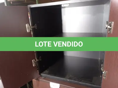 LOTE 211 - 01 ARMÁRIO BAIXO EM MADEIRA C/ 02 PORTAS (LOW CABINET). (NO ESTADO EM QUE SE ENCONTRA. SUJEITO A AVARIAS OCULTAS/VISÍVEIS.)