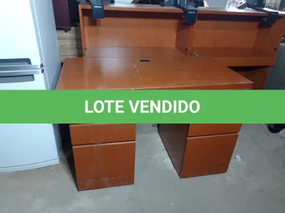 LOTE 199 - 01 MESA PARA COMPUTADOR NA COR MARROM (BROWN CCOMPUTER DESK) (NO ESTADO EM QUE SE ENCONTRA. SUJEITO A AVARIAS OCULTAS/VISÍVEIS.)