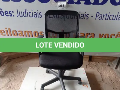 LOTE 252 - 01 CADEIRA DE ESCRITÓRIO GIRATÓRIA. (CHAIR). (NO ESTADO EM QUE SE ENCONTRA. SUJEITO A AVARIAS OCULTAS/VISÍVEIS.)
