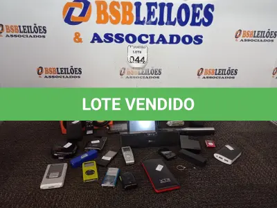 LOTE 044 - 01 FONE DE OUVIDO WIRELESS PARA TV MARCA PHILIPS, 04 GPS, 02 MICROFONES E MATERIAIS ELETRÔNICOS DIVERSOS. (NO ESTADO) ATENÇÃO! FAZER A VISITAÇÃO ANTES DE ARREMATAR, NÃO SABEMOS SE FUNCIONA. LEILÃO NÃO TEM GARANTIA E NEM DEVOLUÇÃO, SUJEITO A POSSÍVEIS AVARIAS VISÍVEIS/OCULTAS E/OU AUSÊNCIA DE COMPONENTES.