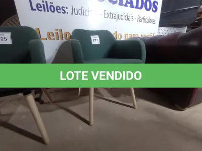 LOTE 227 - 01 CADEIRA VERDE (GREEN CHAIR). (NO ESTADO EM QUE SE ENCONTRA. SUJEITO A AVARIAS OCULTAS/VISÍVEIS.)