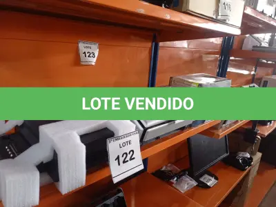 LOTE 123 - 01 ESTANTE DE AÇO C/ PRATELEIRA LARANJA (STEEL SHELF WITH ORANGE SHELF) (NO ESTADO EM QUE SE ENCONTRA. SUJEITO A AVARIAS OCULTAS/VISÍVEIS.) AV9557V 