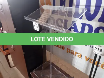 LOTE 218 - 01 PÚLPITO TRANSPARENTE (TRANSPARENT PULPIT). (NO ESTADO EM QUE SE ENCONTRA. SUJEITO A AVARIAS OCULTAS/VISÍVEIS.) (NO ESTADO EM QUE SE ENCONTRA. SUJEITO A AVARIAS OCULTAS/VISÍVEIS.)