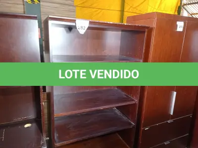LOTE 282 - 01 ESTANTE EM MADEIRA (WOODEN BOOKCASE). (NO ESTADO EM QUE SE ENCONTRA. SUJEITO A AVARIAS OCULTAS/VISÍVEIS.)