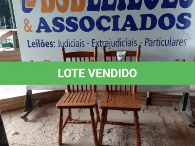 LOTE 228 - 02 CADEIRAS (CHAIRS). (NO ESTADO EM QUE SE ENCONTRA. SUJEITO A AVARIAS OCULTAS/VISÍVEIS.) BH1530V/ BH1530W
