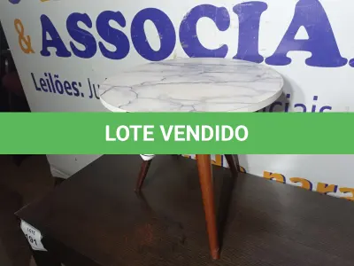 LOTE 190 - 01 MESINHA DE CANTO REDONDA ESTILO MÁRMORE (ROUND MARBLE CORNER TABLE). (NO ESTADO EM QUE SE ENCONTRA. SUJEITO A AVARIAS OCULTAS/VISÍVEIS.)
